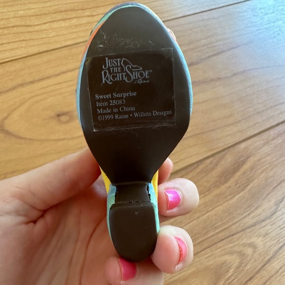 Vintage Just The Right Shoe Collection: Festive - Picture 7 of 10